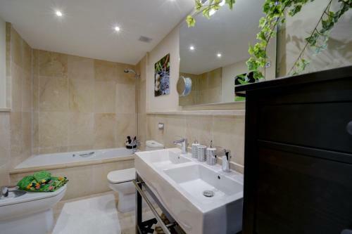 Acosta- Incredible Designer's Terraced Flat