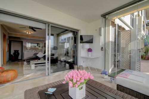 Acosta- Incredible Designer's Terraced Flat