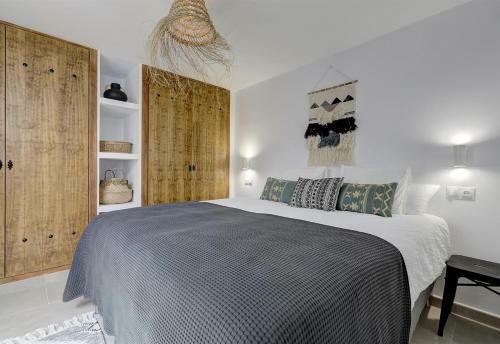 Renovated Townhouse San Roque 91