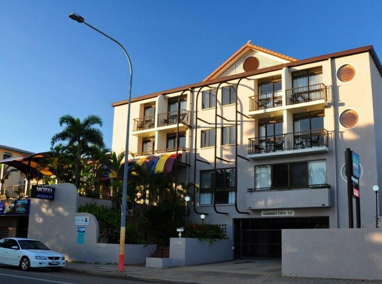 Hotel Waters Edge The Strand