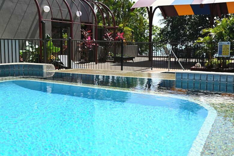 Hotel Waters Edge The Strand