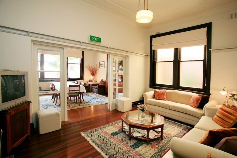 Lodge The Bank Guesthouse