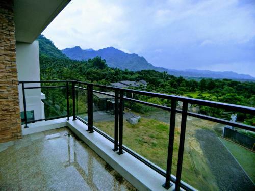 Yellow Pui & Railway Inn