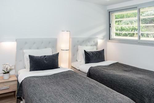 Hig- Modern Apartment Stunning Views, Next To Beach