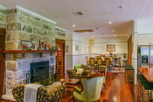 Lodge Hanging Tree Wines
