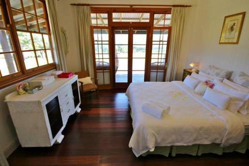 Lodge Hanging Tree Wines