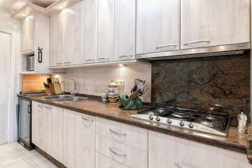 Immaculate 3-bed Apartment In Fuengirola