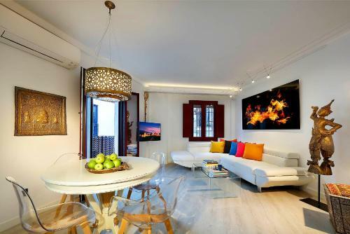 Art Chapiz Apartments