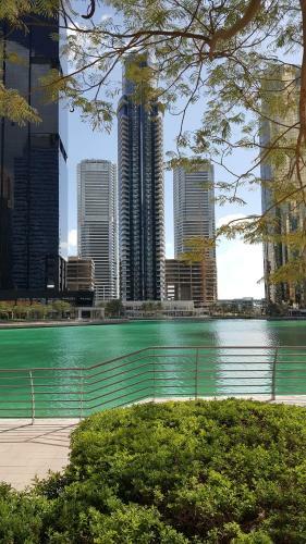 Apartamento Beautiful 2bed 2baclcony In Jlt, Dubai