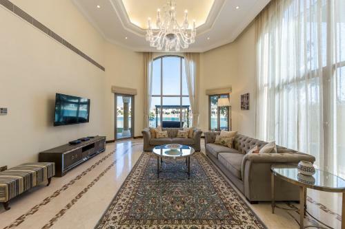 Chic 5br Villa With Private Pool On Palm Jumeirah