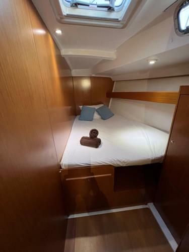 Magn�fico Velero En El Centro de Ibiza
