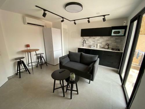 New Boutique Apartment With Balcony