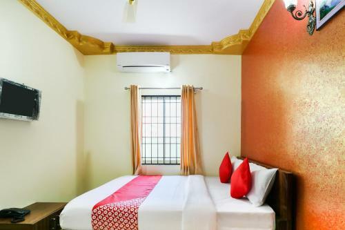 Hotel Vaccinated Staff - Oyo 62768 Gm Royals