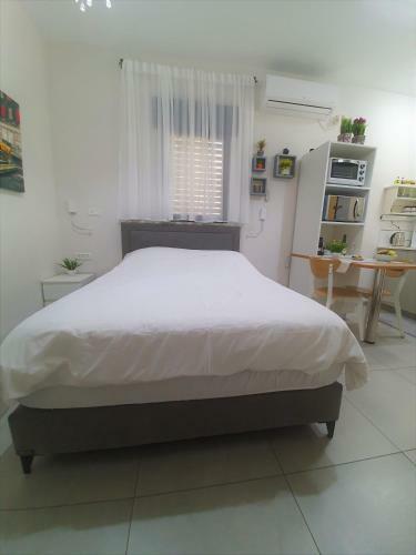 Hostal Studio By The River
