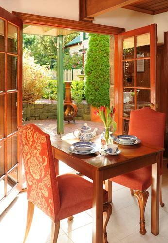 Bed & Breakfast Mary Cards Coach House