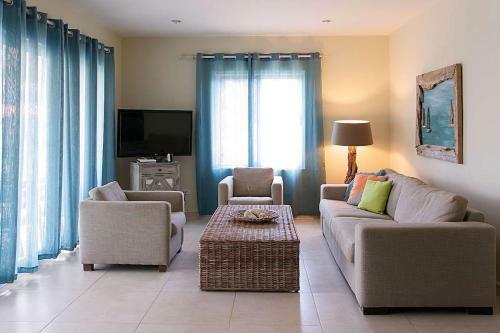 Charming Oceanfront Apartment, Great Location