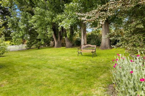 Bed & Breakfast Explorers Lodge