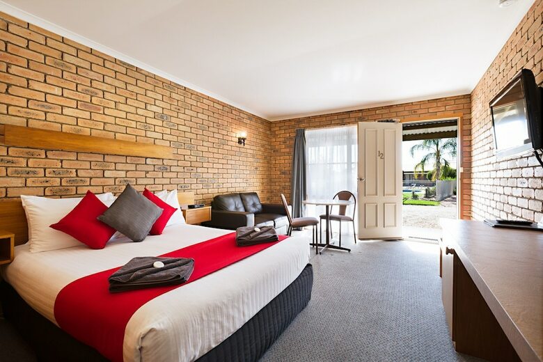 Statesman Motor Inn