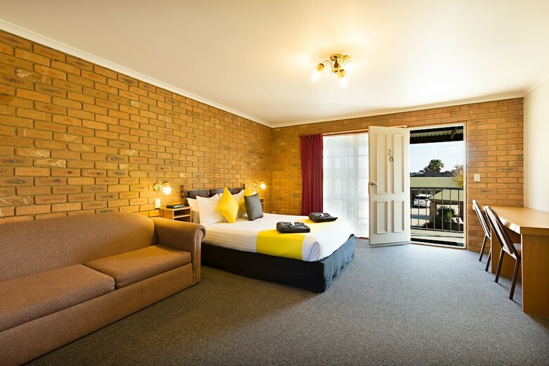 Statesman Motor Inn