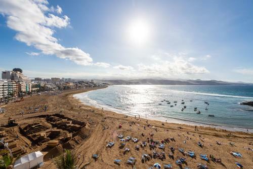 Living Las Canteras - Bright Beachfront Apartment