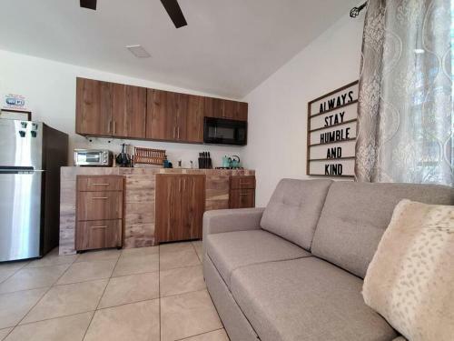 Cozy Apartment With 8 Minute Walk To Beach