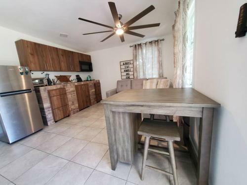 Cozy Apartment With 8 Minute Walk To Beach