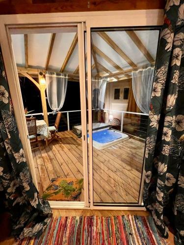 Splendide Bungalow En Bois Avec Jacuzzi Dans Un Parc Tropical