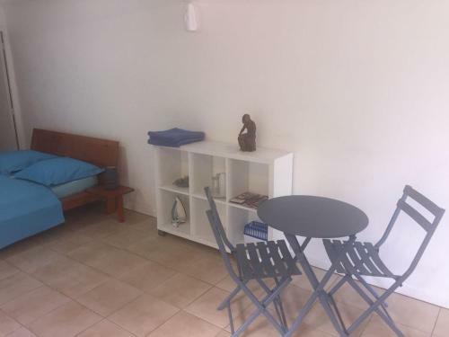 Hostal Location Bas De Maison