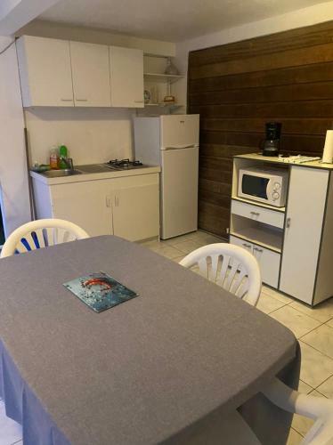 Hostal Location Bas De Maison
