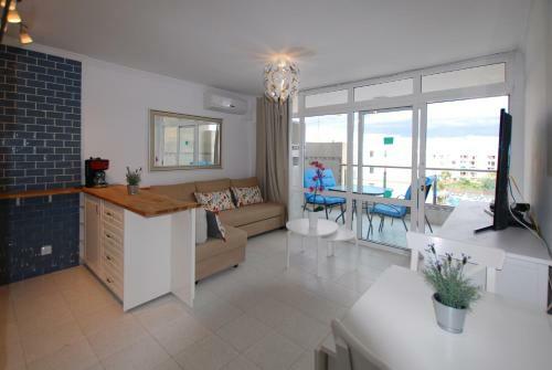Central Apartment Overlooking Yumbo Centre With Heated Pool