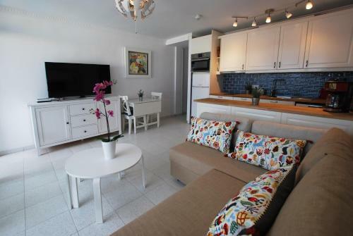 Central Apartment Overlooking Yumbo Centre With Heated Pool