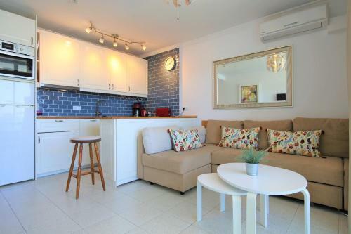 Central Apartment Overlooking Yumbo Centre With Heated Pool