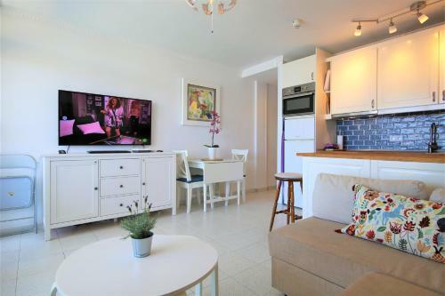 Central Apartment Overlooking Yumbo Centre With Heated Pool