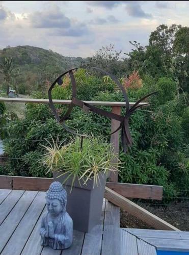 Charmant Haut de Villa Avec Piscine Partagee