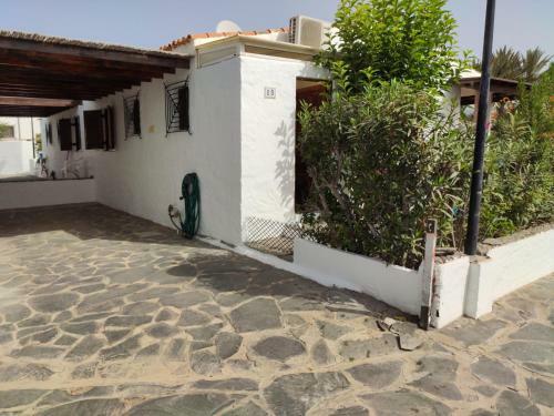 Lovely 2 Bedroom Bungalow With Parking