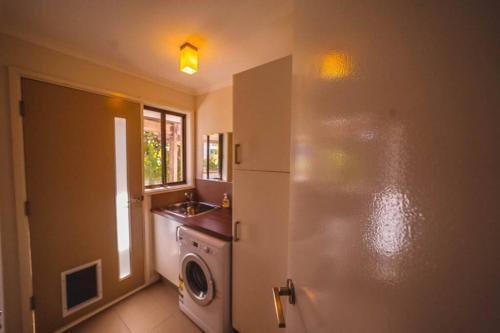 Orana ~ 2 Blocks To Beach ~ Free Wifi