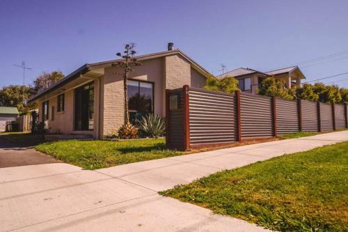 Orana ~ 2 Blocks To Beach ~ Free Wifi