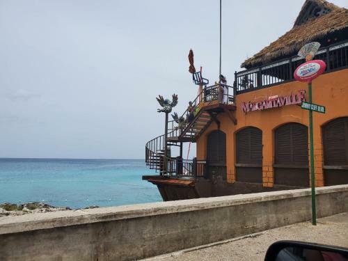 Mobay House With Hillside View Close To Beach