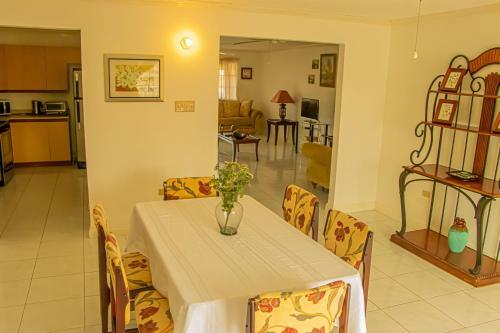 Hostal Holidays At Mango Walk Country Club