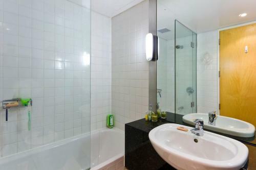 Qv Lavish Waterfront Apartment
