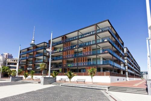 Qv Lavish Waterfront Apartment
