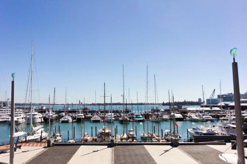 Qv Lavish Waterfront Apartment