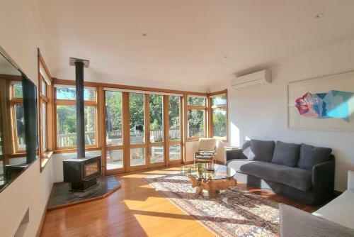 The Kauri Retreat With Sea Views - Spa Pool