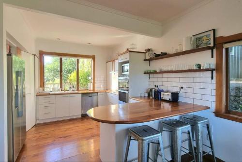The Kauri Retreat With Sea Views - Spa Pool