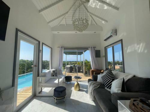 Lush Coastline Serviced Villa With Pool