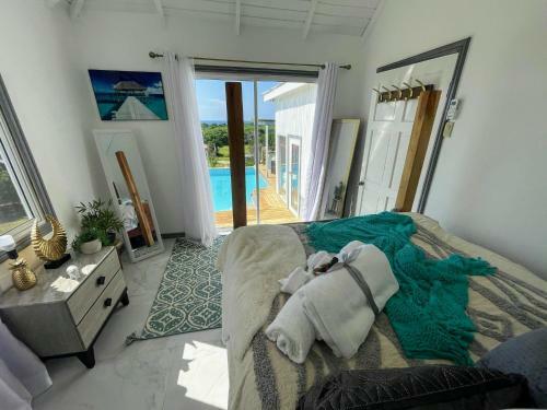 Lush Coastline Serviced Villa With Pool
