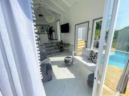 Lush Coastline Serviced Villa With Pool