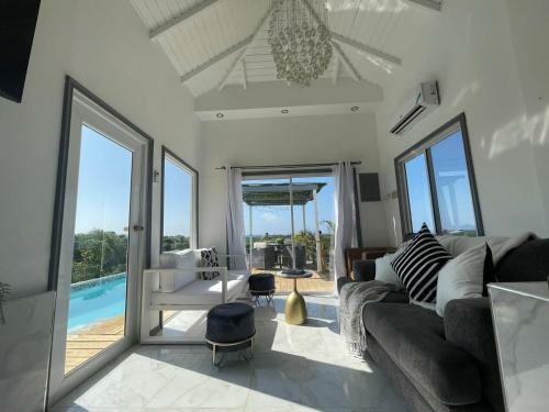 Lush Coastline Serviced Villa With Pool