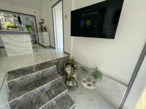 Lush Coastline Serviced Villa With Pool