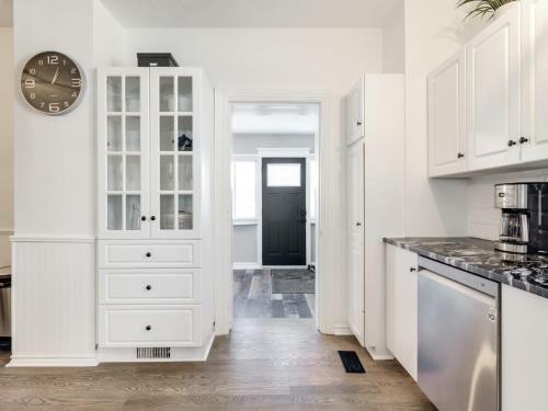 Charming And Newly Renovated Home In Arnprior